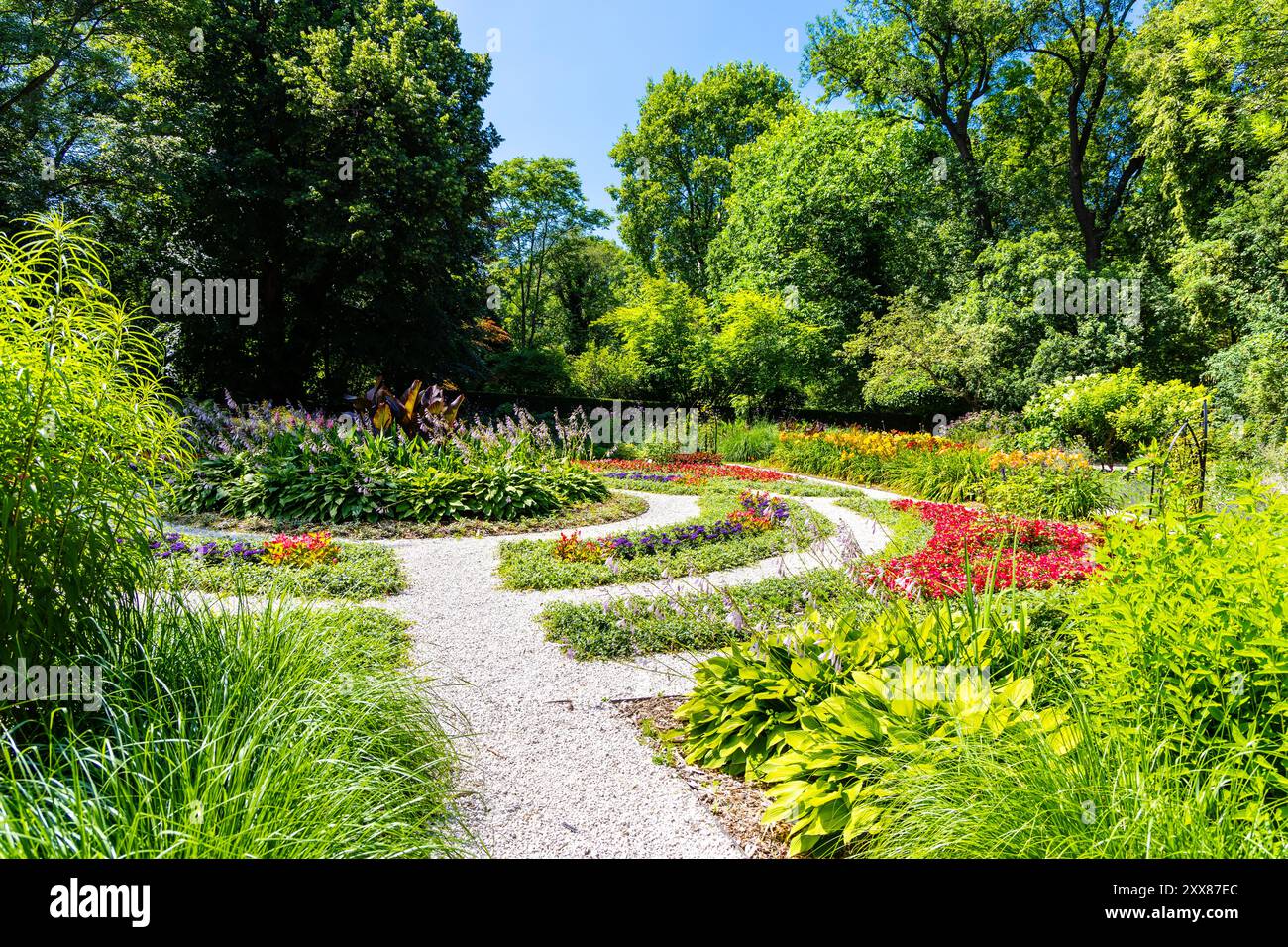 Jardin de fleurs paysagé dans les jardins botaniques de l'Université de Varsovie, parc royal de Łazienki, Varsovie, Pologne Banque D'Images