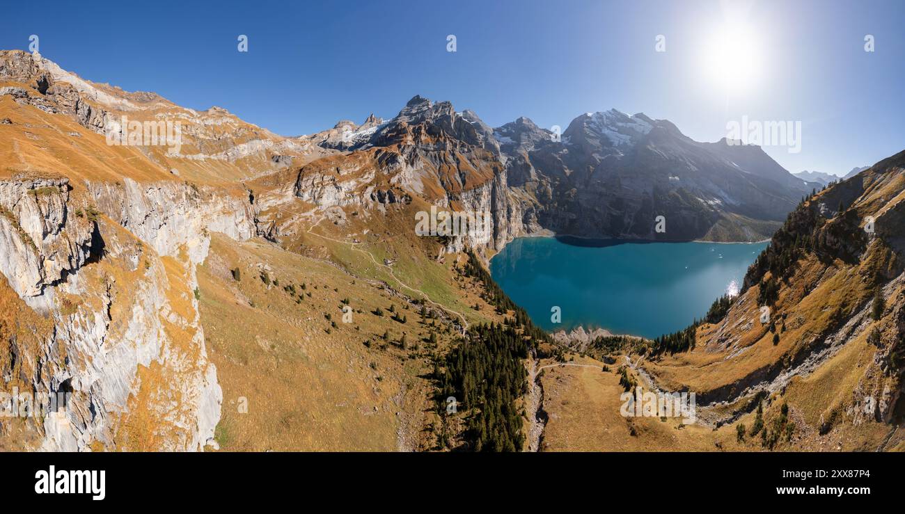 Lac Oeschinen près de Kandersteg, Suisse pendant la saison d'automne. Banque D'Images