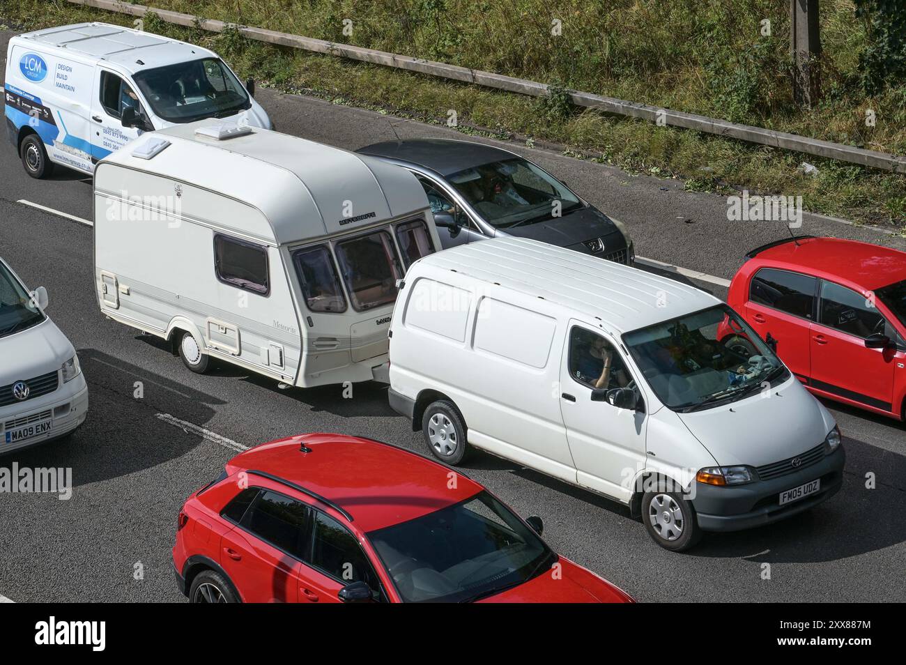 Autoroute M5, Sandwell West Midlands, 23 août 2024 - août Bank Holiday Getaway trafic a repris jusqu'à la jonction 1 de la M5 près de Birmingham, par des véhicules bloqués à la jonction 8 de l'autoroute M6 qui mène au nord et au sud comme des milliers de personnes ont pris les routes pour les derniers jours fériés avant Noël. Crédit : arrêtez Press Media/Alamy Live News Banque D'Images