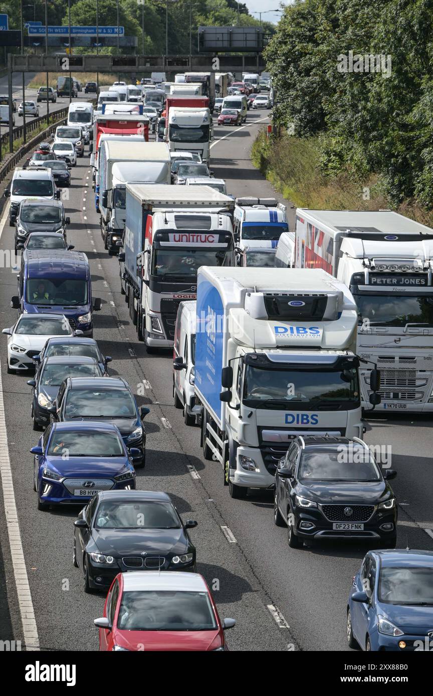 Autoroute M5, Sandwell West Midlands, 23 août 2024 - août Bank Holiday Getaway trafic a repris jusqu'à la jonction 1 de la M5 près de Birmingham, par des véhicules bloqués à la jonction 8 de l'autoroute M6 qui mène au nord et au sud comme des milliers de personnes ont pris les routes pour les derniers jours fériés avant Noël. Crédit : arrêtez Press Media/Alamy Live News Banque D'Images