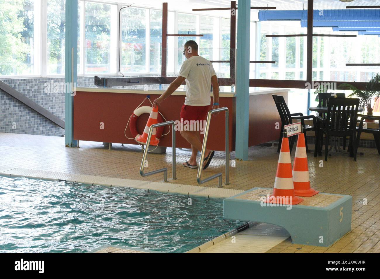 préposé à la piscine et préposé aux sports au travail préposé à la piscine et préposé aux sports Banque D'Images
