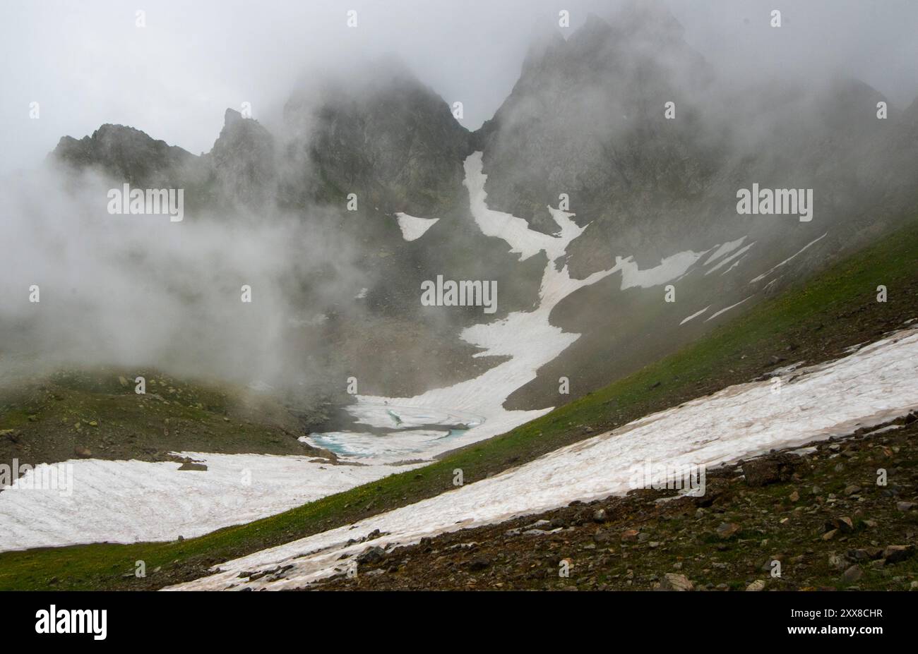 Lac gelé dans les montagnes de Samegrelo en Géorgie, Banque D'Images