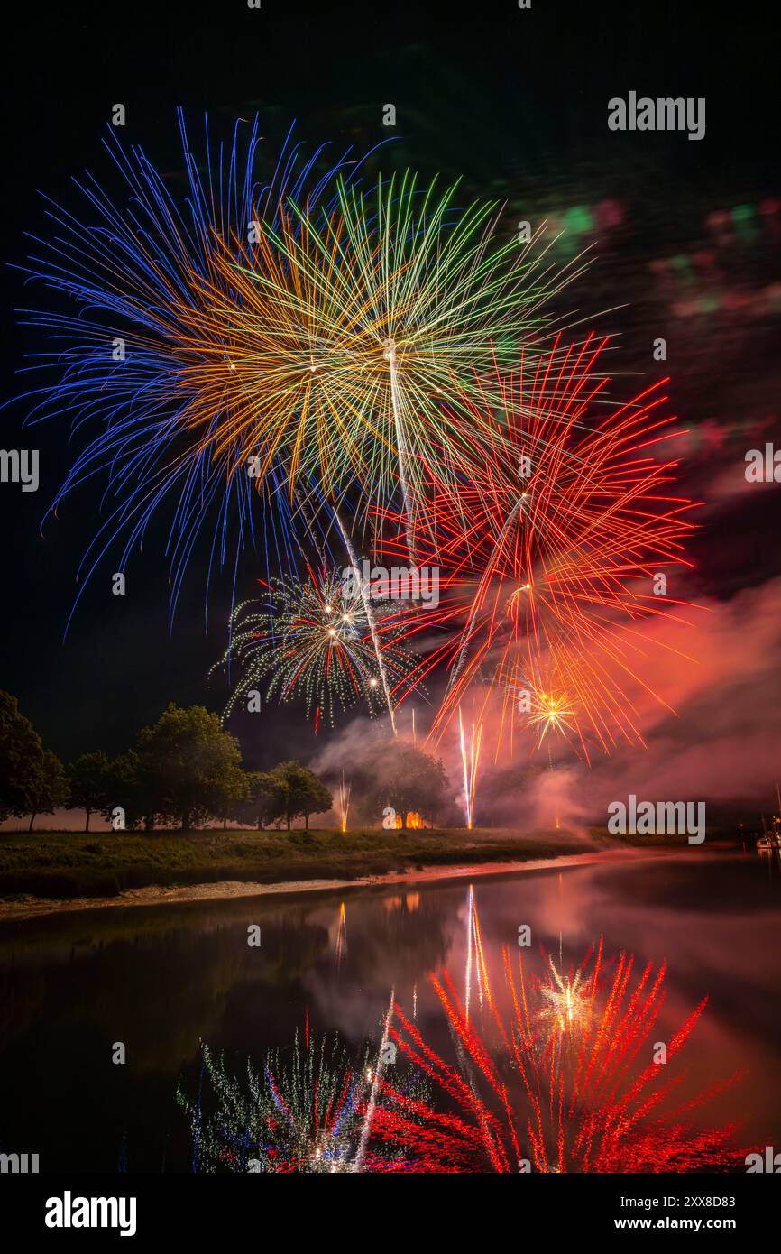 France, somme, Baie de somme, Saint-Valery-sur-somme, 14 juillet feu d'artifice sur les rives de la somme à l'entrée du port Banque D'Images