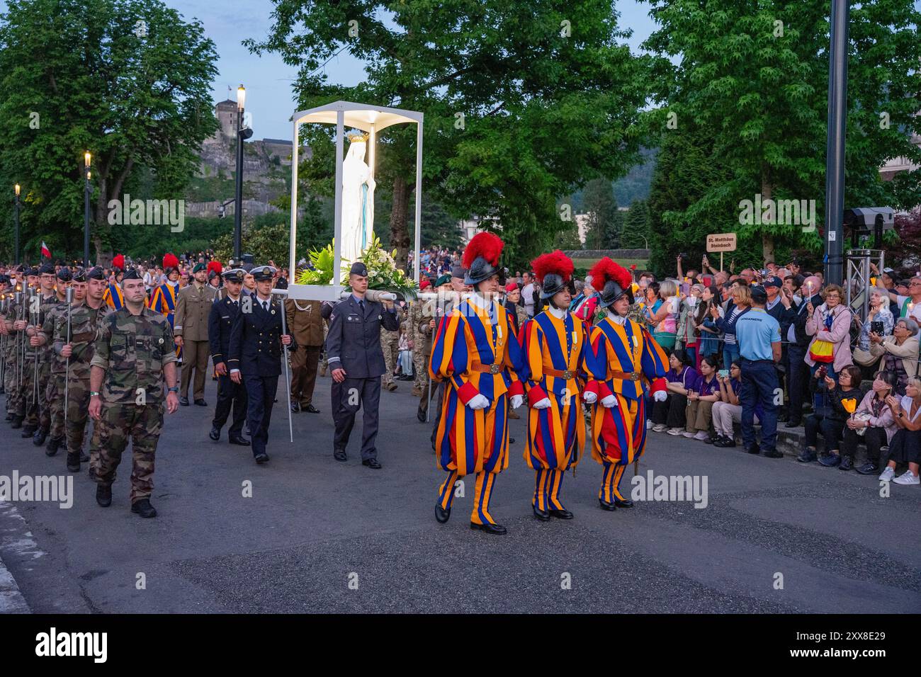 France, Hautes Pyrénées, Lourdes, sanctuaire notre Dame de Lourdes, procession mariale lors du 64e pèlerinage militaire Banque D'Images