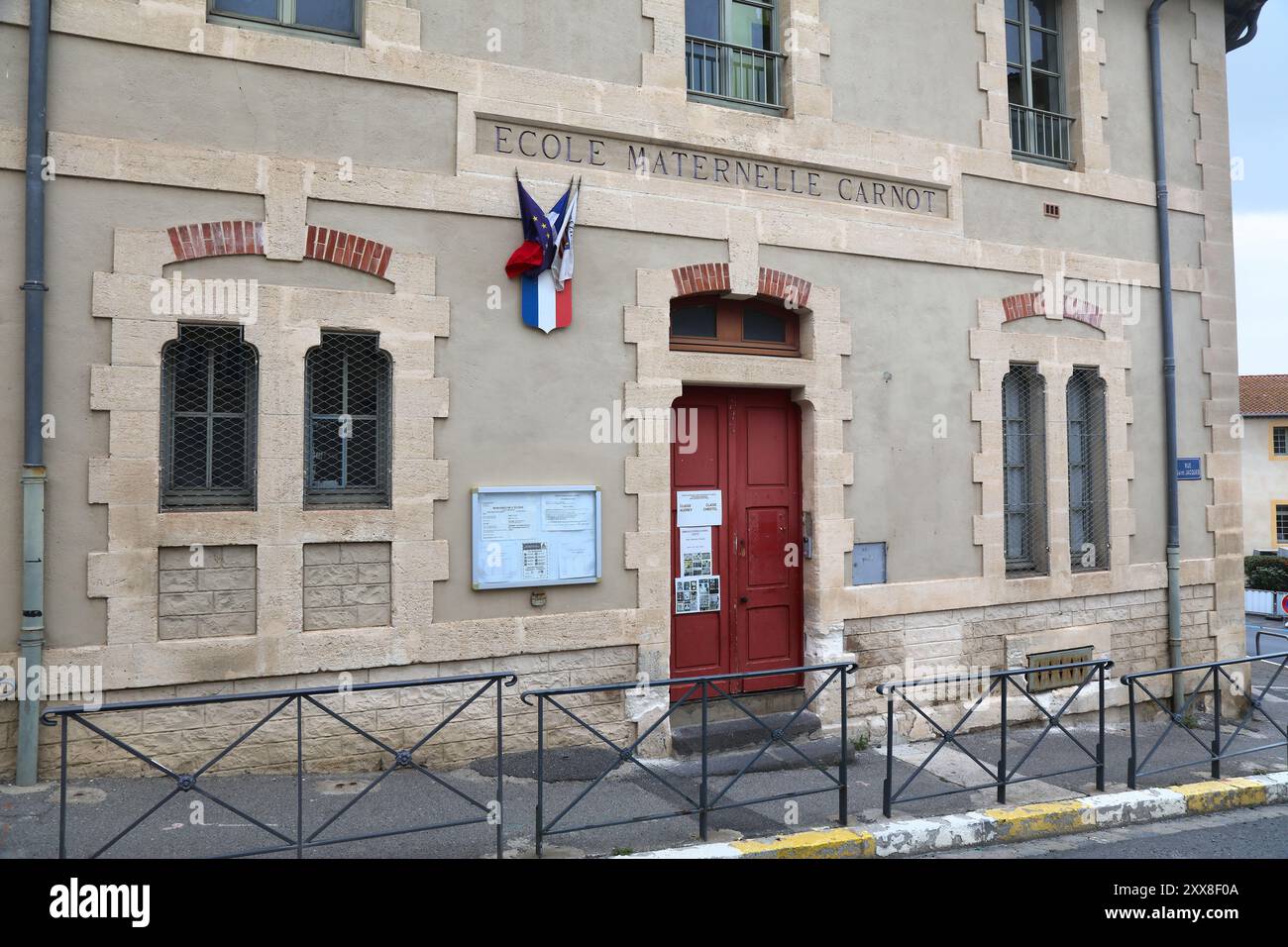 BÉZIERS, FRANCE - 3 OCTOBRE 2021 : jardin d'enfants et école maternelle publique à Béziers, France. Béziers est une ville de sous-préfecture de l'Hérault départs Banque D'Images