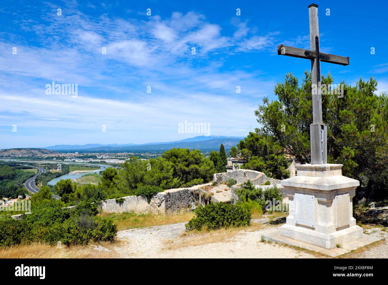 France, Bouches du Rhône, Orgon, au-dessus de notre Dame de Beauregard, chapelle, croix monumentale offerte par les Pénitents gris d'Avignon Banque D'Images