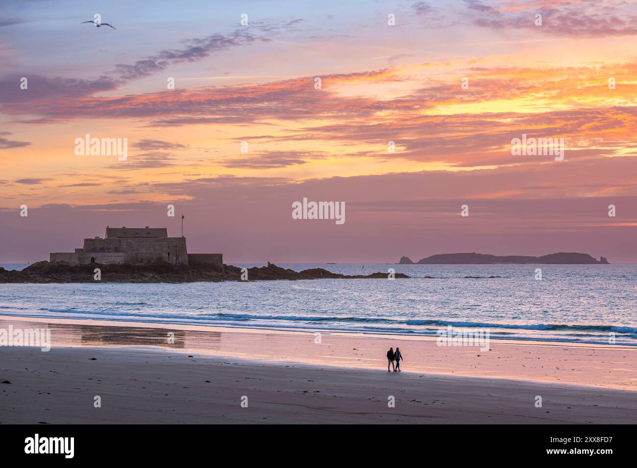 France, Ille-et-Vilaine, Saint-Malo, sillon Grande plage et Fort National, bastion construit en 1689 selon les plans de Vauban Banque D'Images