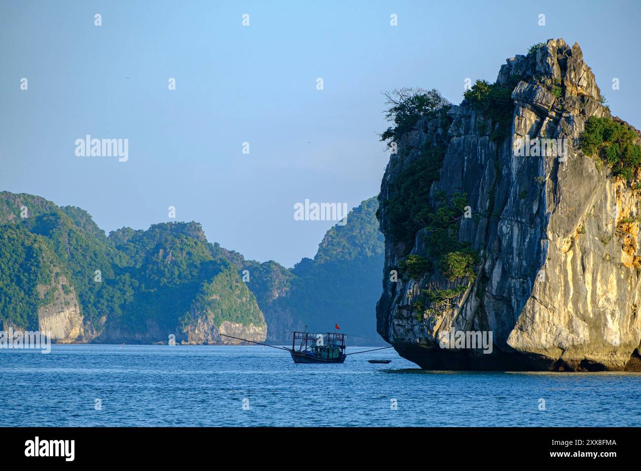 Vietnam, baie d'Ha long site classé au patrimoine mondial de l'UNESCO, bateau de pêche dans la baie Banque D'Images