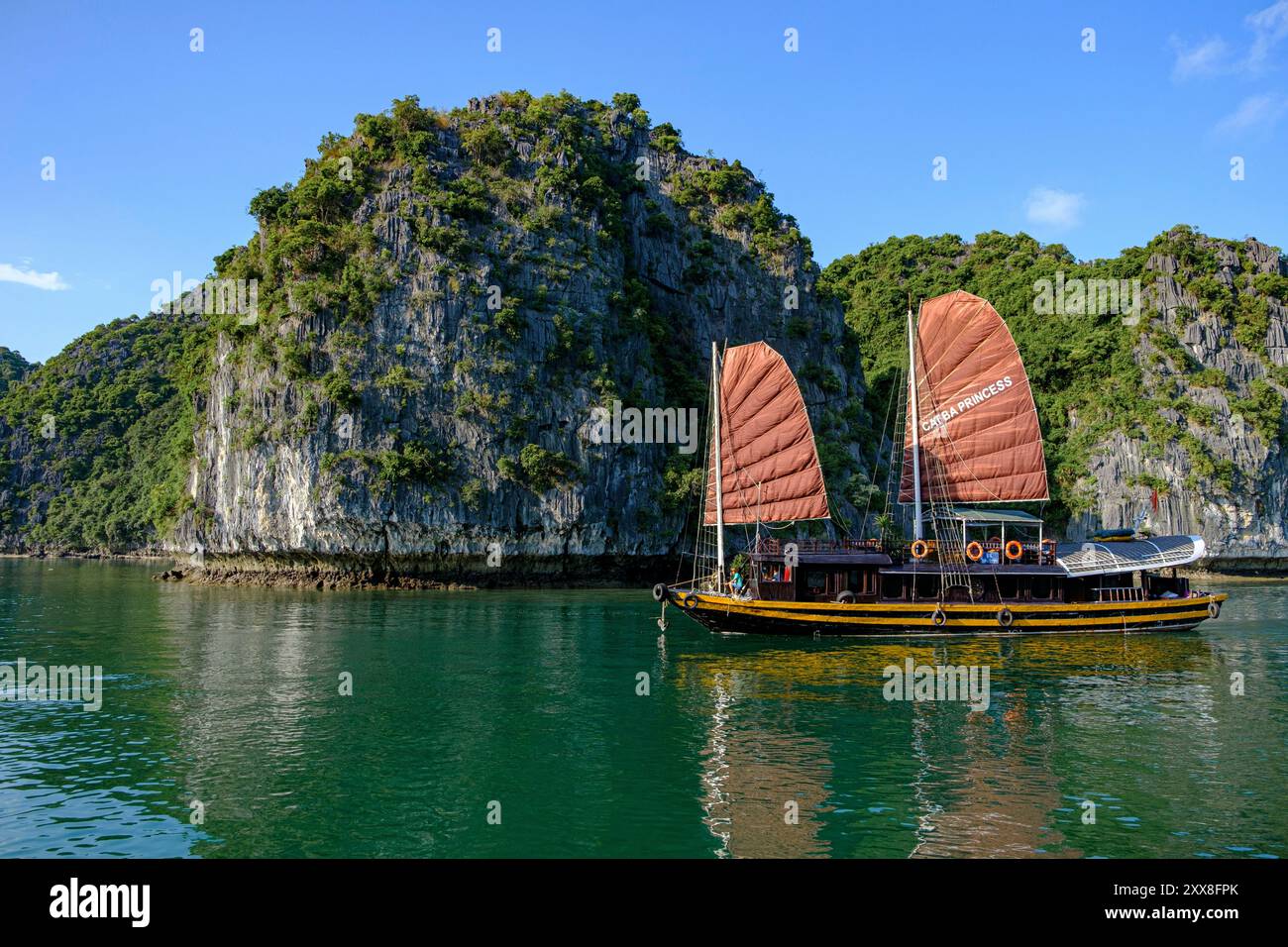 Vietnam, Ha Long Bay un site du patrimoine mondial de l'UNESCO, junk boat dans la baie d'Ha Long Banque D'Images
