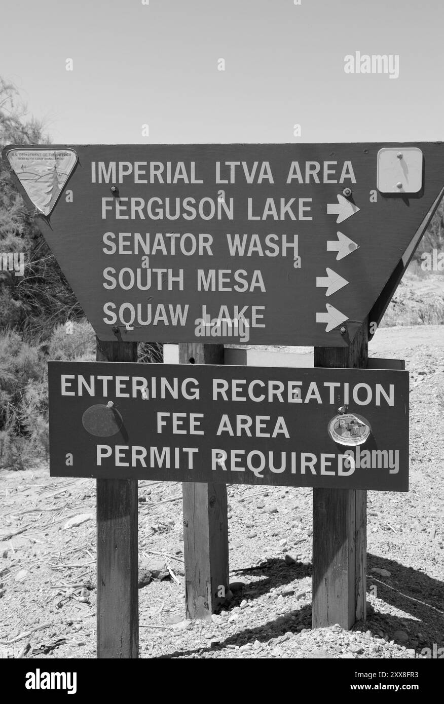 Panneau de direction Imperial Dam à Yuma, Arizona, États-Unis, guidant les voyageurs vers ce monument important. Banque D'Images