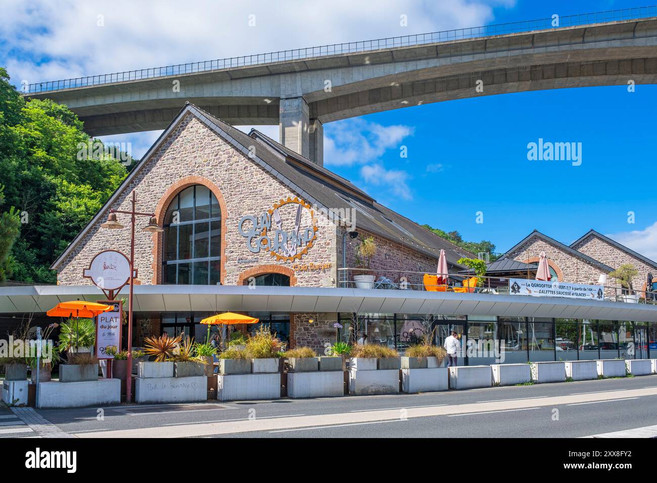 France, côtes d'Armor, Saint-Brieuc, port de plaisance de Saint Brieuc-le Legue à l'embouchure de la rivière côtière du Gouet, carré Rosengart, ancienne usine réhabilitée, sous le viaduc du Gouet Banque D'Images