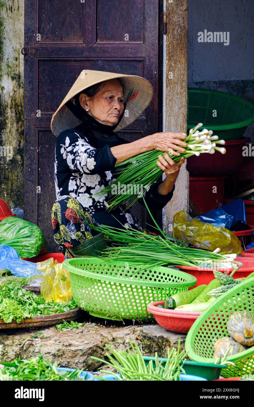 Vietnam, Hue, vendeur de légumes Banque D'Images