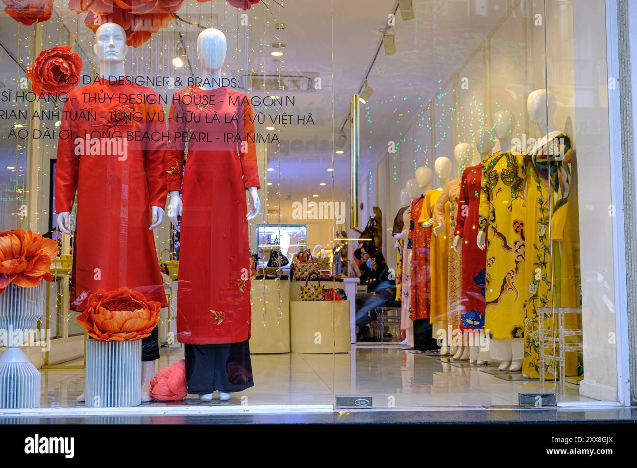 Vietnam, Ho Chi Minh ville, Ao Dai une robe traditionnelle pour femme Banque D'Images