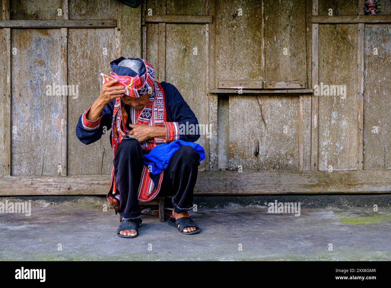 Vietnam, Ha Giang, Hoang Su Phi, rizières en terrasse, femme du groupe ethnique rouge Dzao Banque D'Images