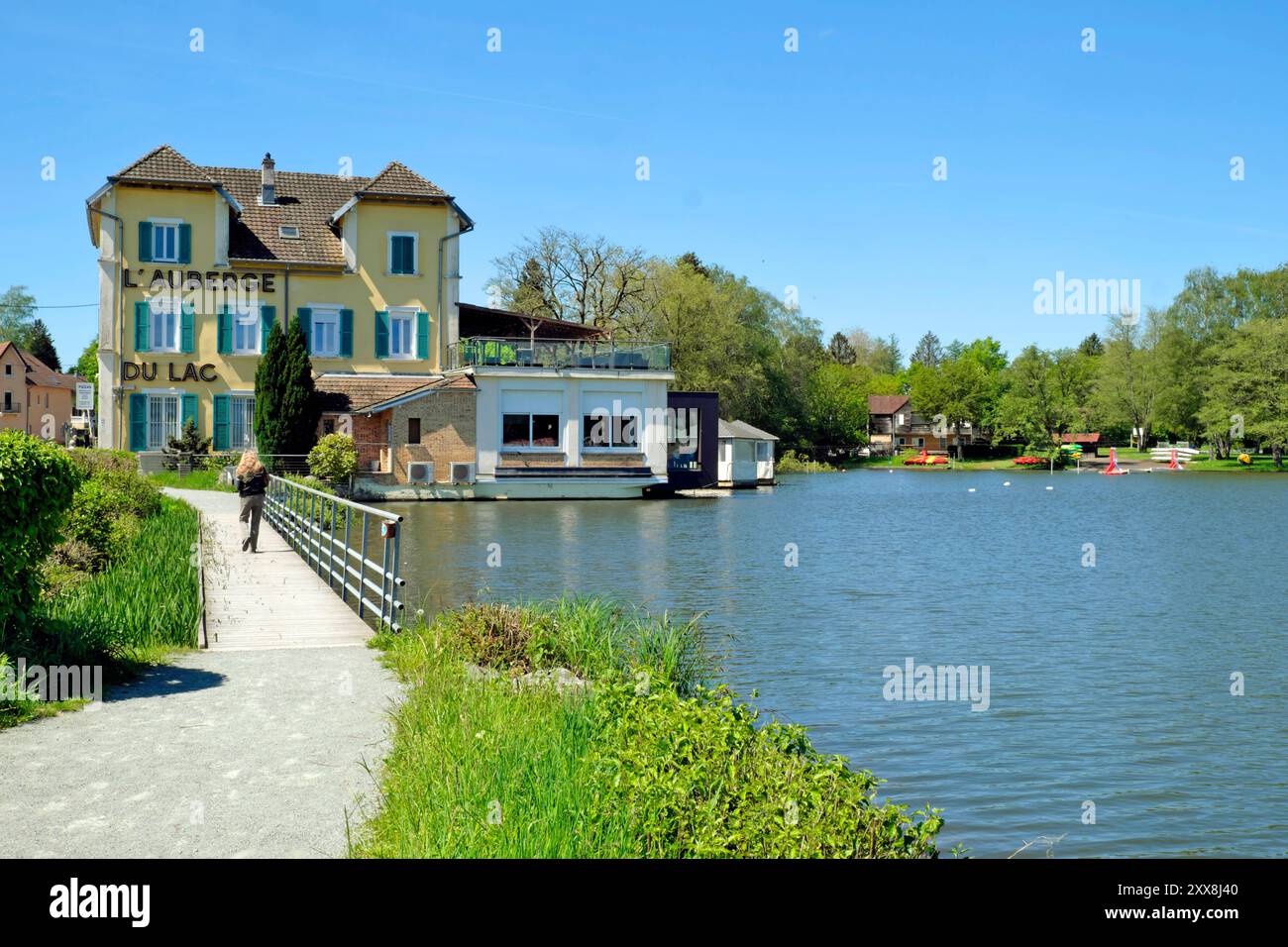 France, territoire de Belfort, Sermamagny, étang de Malsaucy, digue, ponton, restaurant Auberge du Lac, centre de sports nautiques Banque D'Images