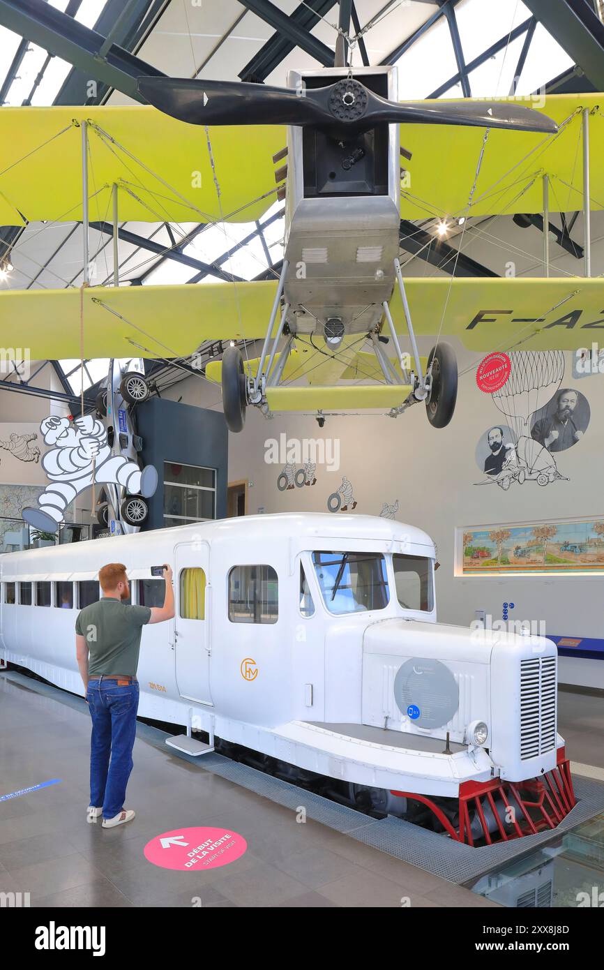 France, Puy de Dôme, Clermont Ferrand, L'aventure Michelin, entrée au musée avec un Micheline et un avion Breguet Banque D'Images