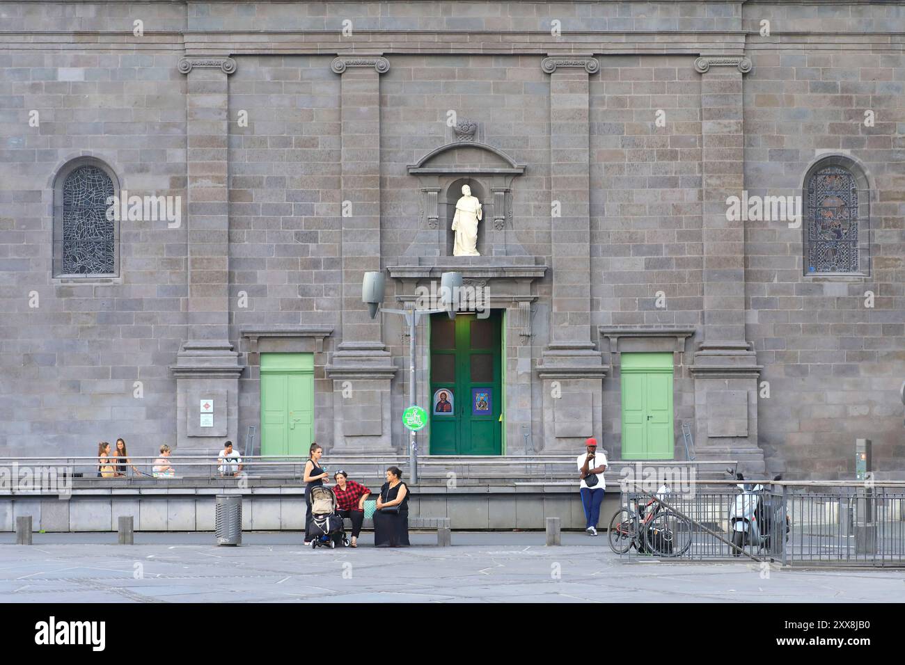 France, Puy de Dôme, Clermont Ferrand, place de Jaude, façade de l'église Saint-Pierre-des-minimes (XVIIe siècle) Banque D'Images