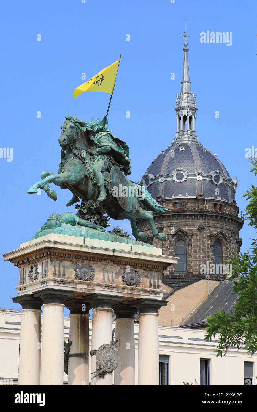 France, Puy de Dôme, Clermont Ferrand, place de Jaude, statue équestre de Vercingétorix par le sculpteur Auguste Bartholdi avec le dôme de l'église Saint-Pierre-des-minimes en arrière-plan (XVIIe siècle) Banque D'Images