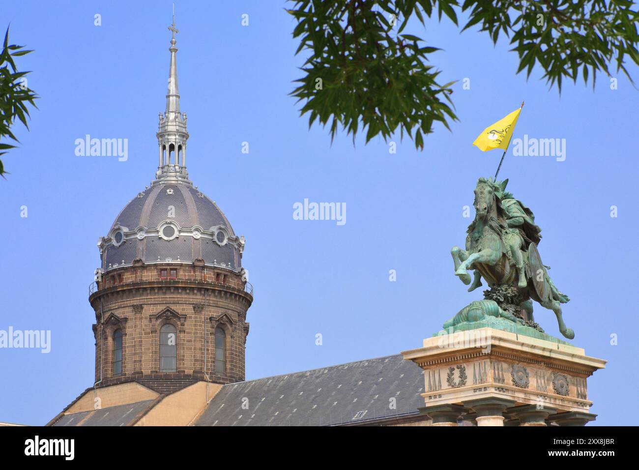 France, Puy de Dôme, Clermont Ferrand, place de Jaude, statue équestre de Vercingétorix par le sculpteur Auguste Bartholdi avec le dôme de l'église Saint-Pierre-des-minimes en arrière-plan (XVIIe siècle) Banque D'Images
