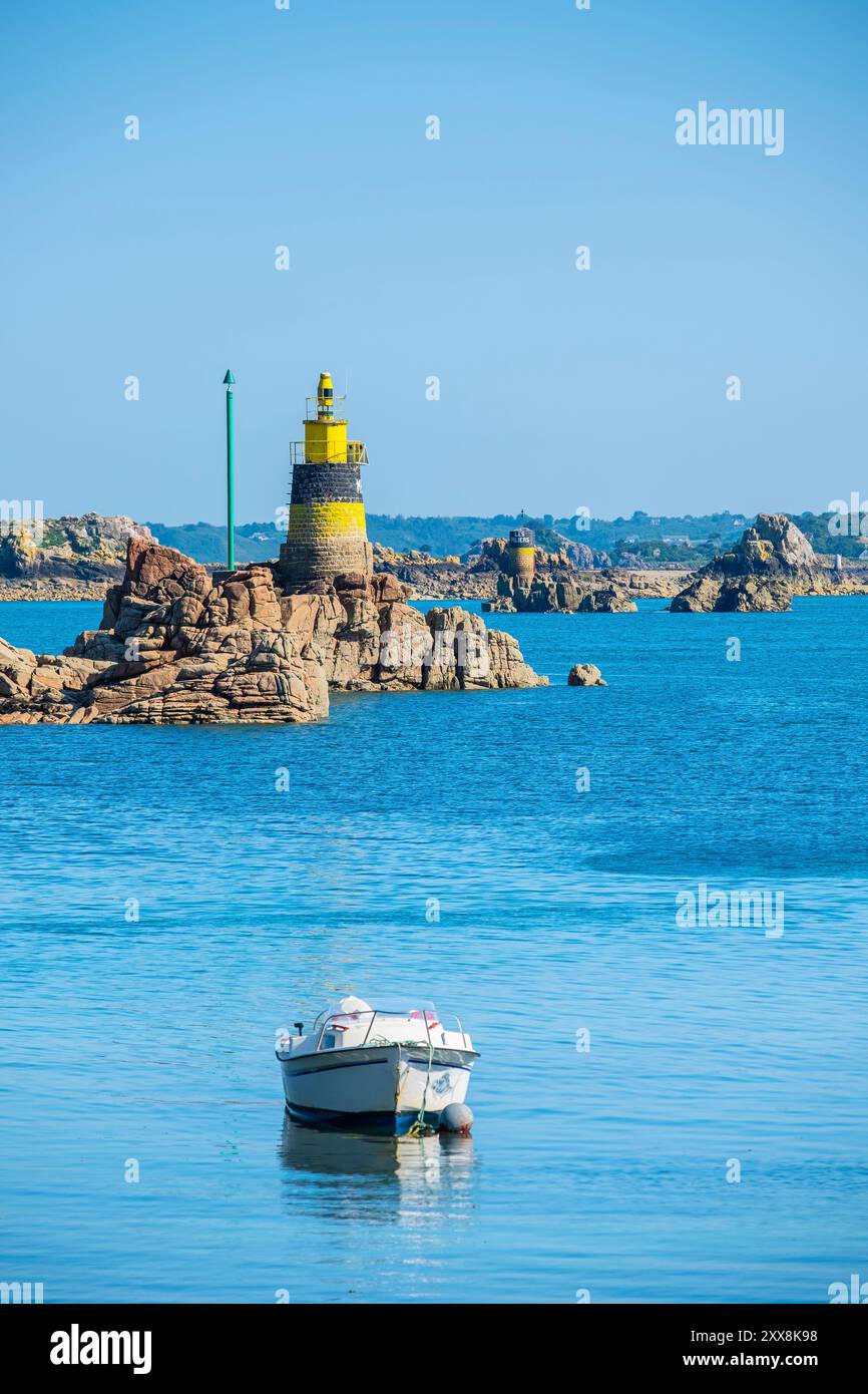 France, côtes d'Armor, île de Brehat, tourelle lumineuse de Men Joliguet à l'entrée du Port Clos Banque D'Images