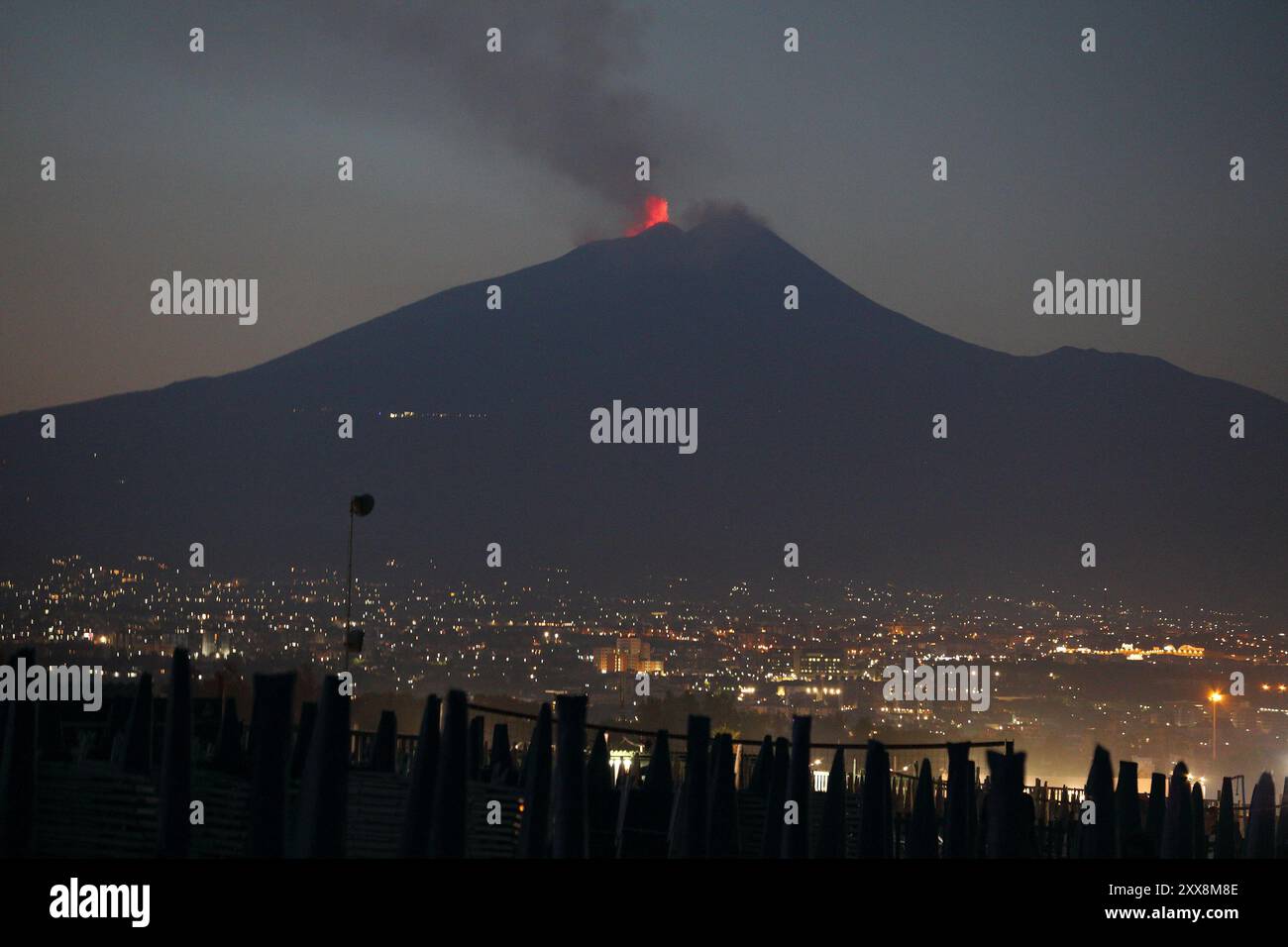 Éruption de l'Etna vue de Catane dans l'île de Sicile, Italie. Éruption volcanique. Banque D'Images