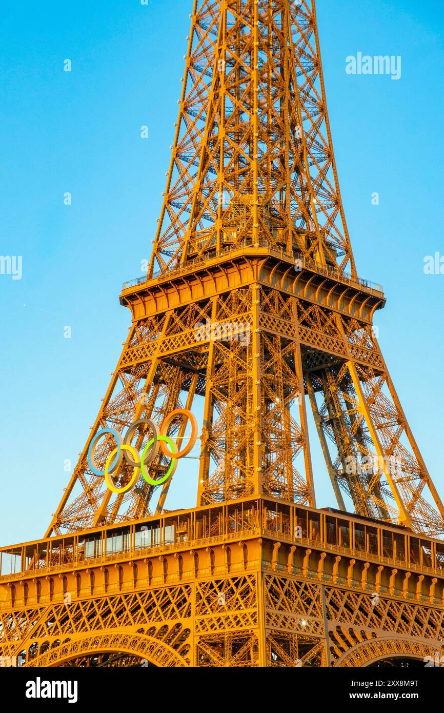 France, Paris, la Tour Eiffel avec les anneaux olympiques des Jeux olympiques de 2024 Banque D'Images