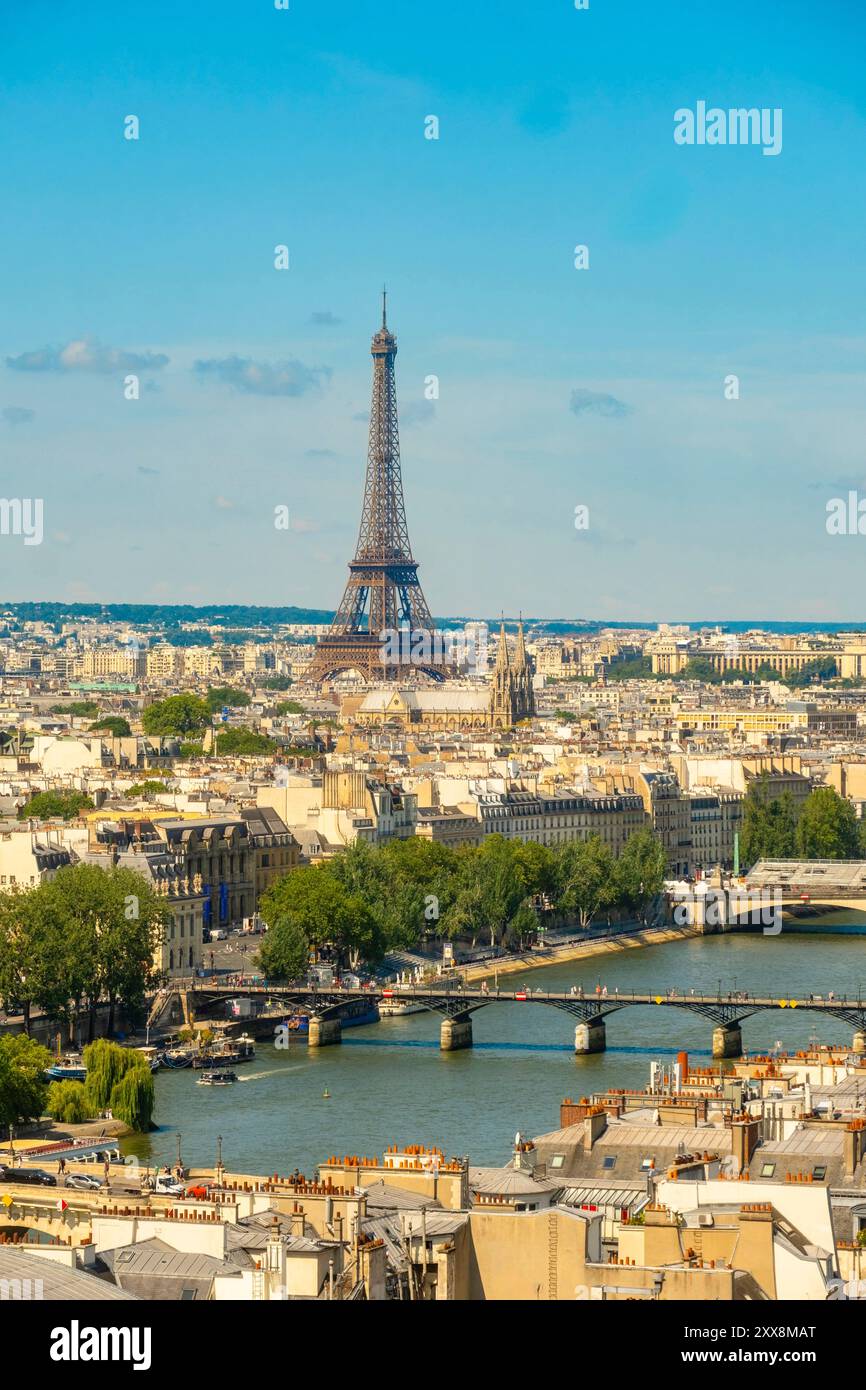 France, Paris, vue sur les toits de Paris et la Tour Eiffel depuis la Tour Saint Jacques Banque D'Images