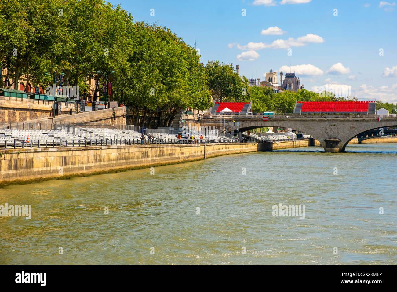 France, Paris, Quai de la Megisserie le long de la Seine, représente la cérémonie d’ouverture des Jeux Olympiques sur le Pont au change Banque D'Images