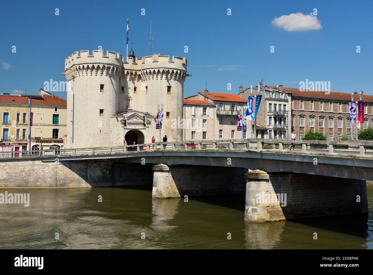 France, Meuse, Verdun, le 15e siècle, la porte d'entrée de la ville depuis sa construction, la tour de défense du grand rempart qui encerclait la ville au Moyen Âge vu de la Place de la Nation Banque D'Images