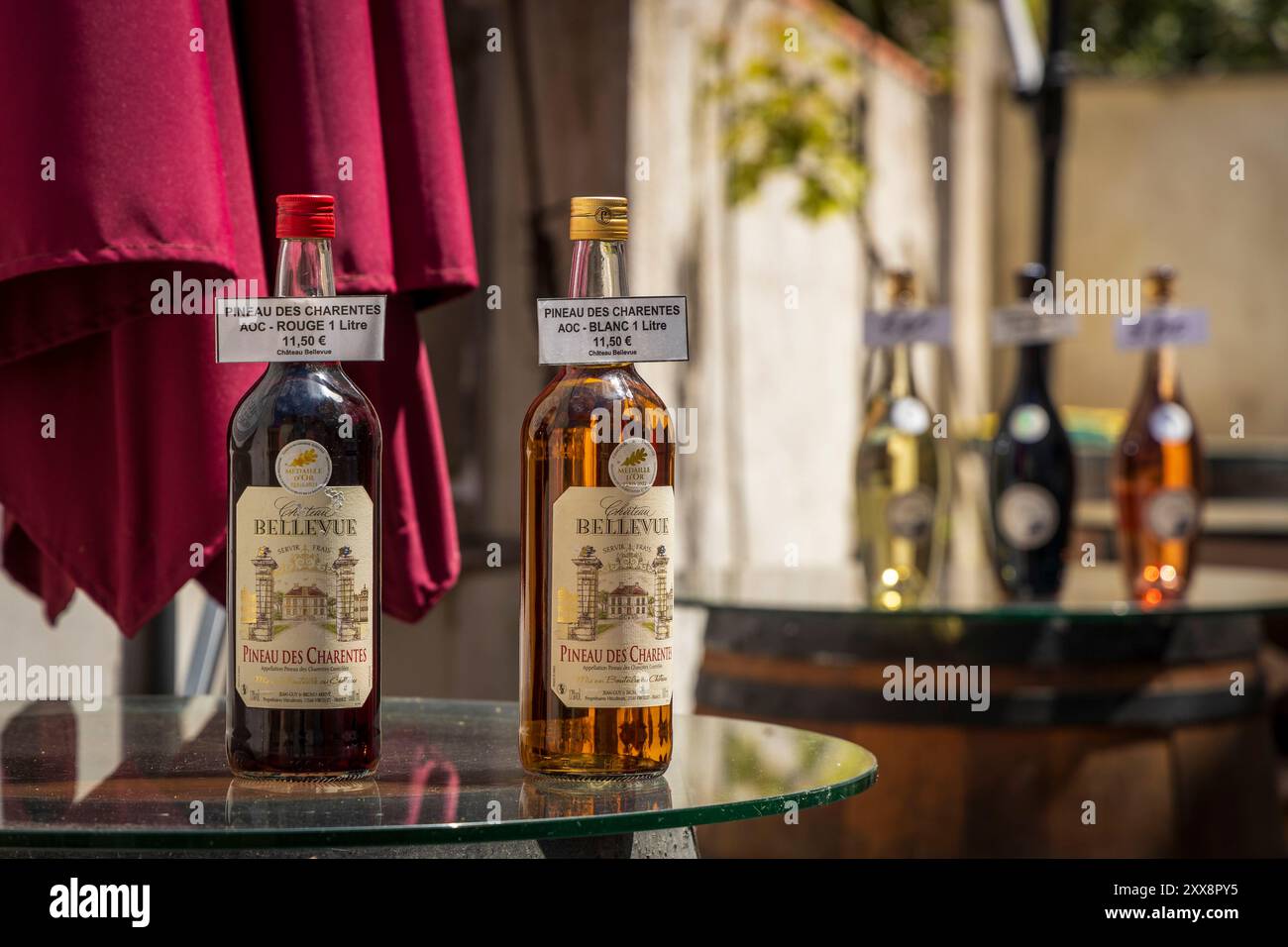 France, Charente-maritime, Talmont-sur-Gironde, labellisé les plus Beaux villages de France, bouteilles de vin AOC Pineau des Charentes du Château Bellevue Banque D'Images