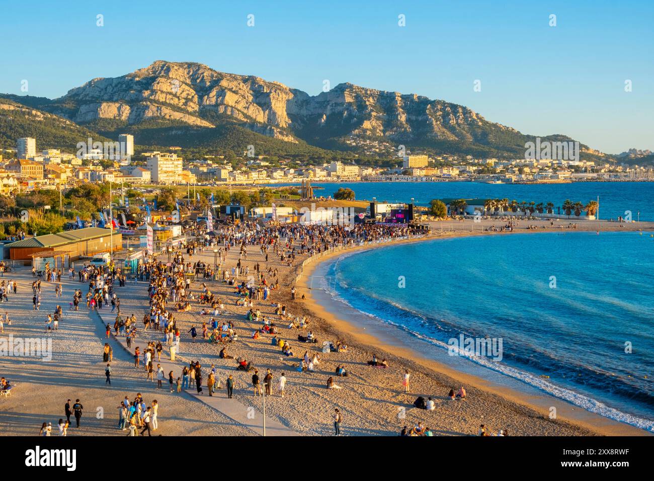France, Bouches du Rhône, Marseille, plages du Prado, plage de Bonneveine, Festival de musique, concert au coucher du soleil sur la plage, vue aérienne depuis la Grande roue Banque D'Images