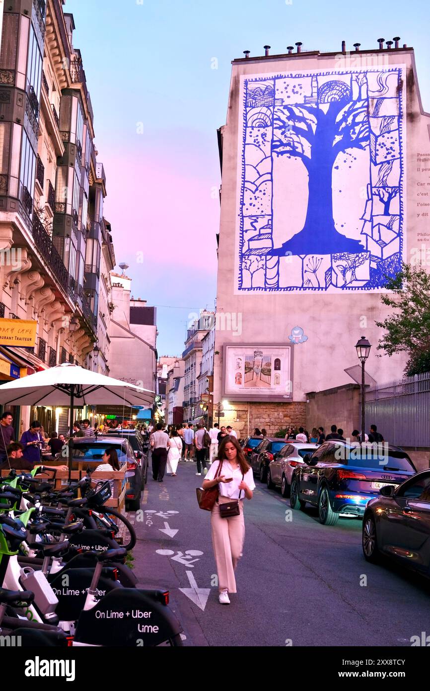 France, Paris, Rue Mouffetard, bars, restaurants et terrasses, fresque L'arbre de Pierre Alechinsky Banque D'Images