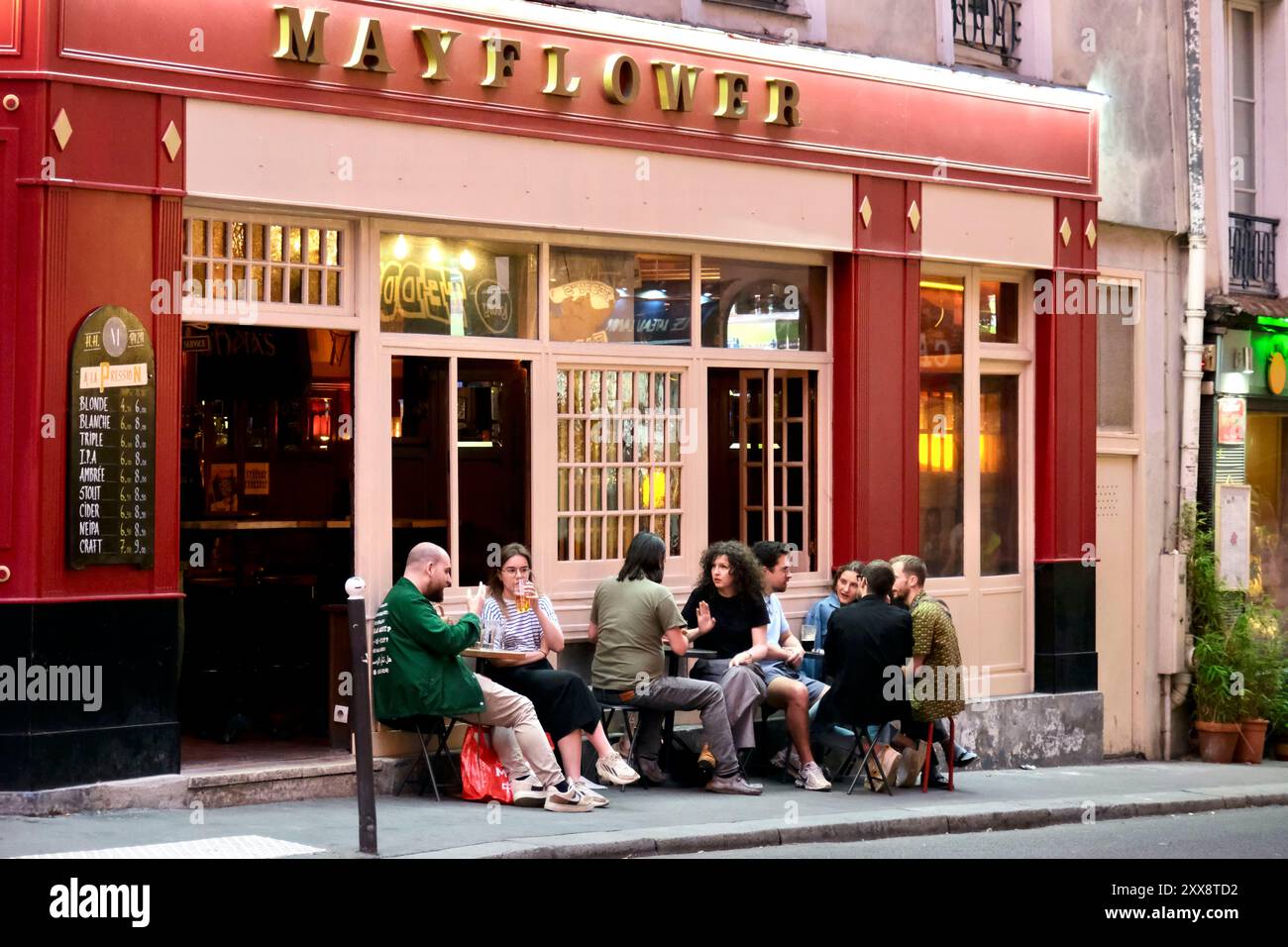 France, Paris, Rue Mouffetard, bars, restaurants et terrasses Banque D'Images
