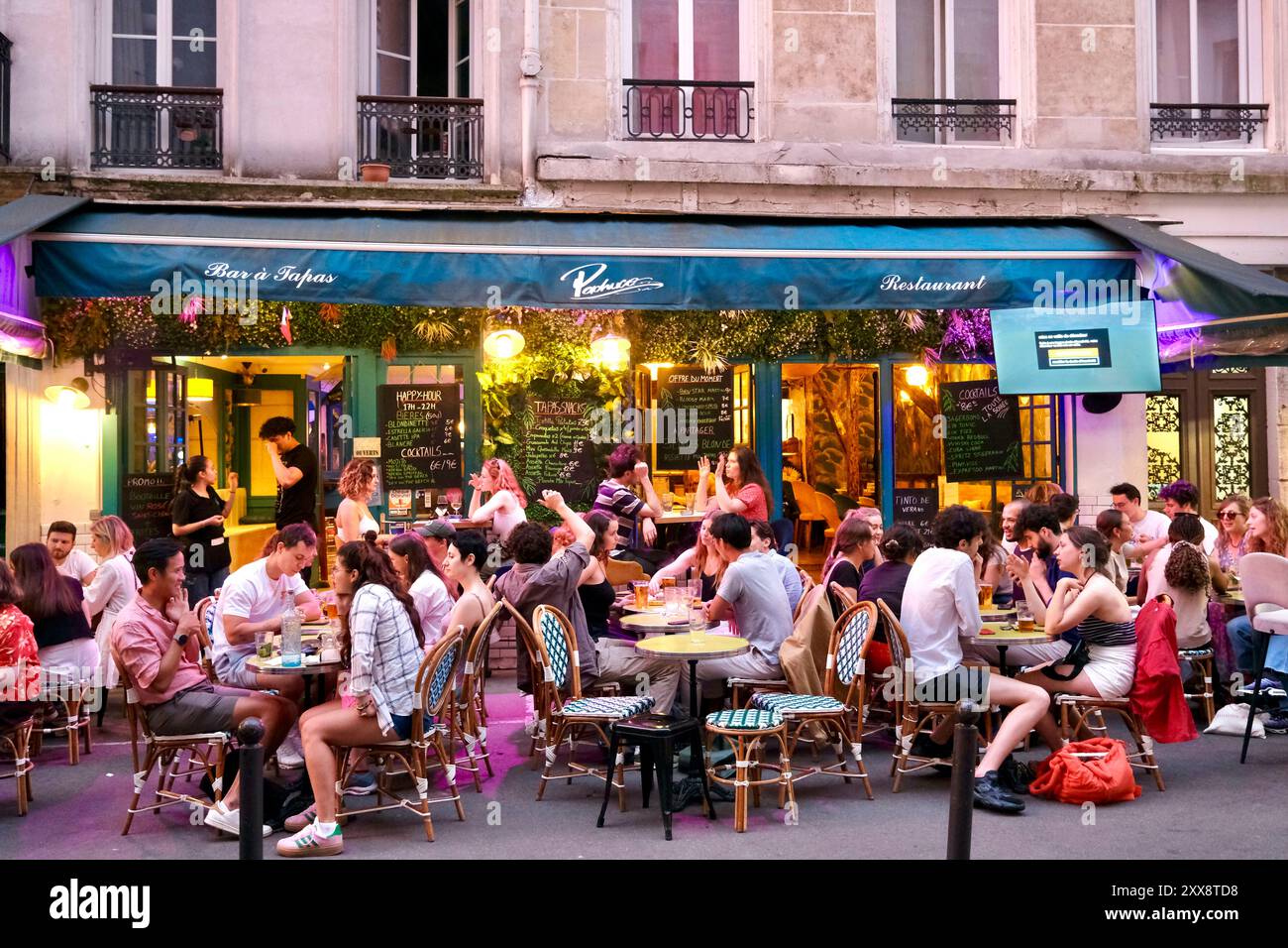 France, Paris, Rue Mouffetard, bars, restaurants et terrasses Banque D'Images