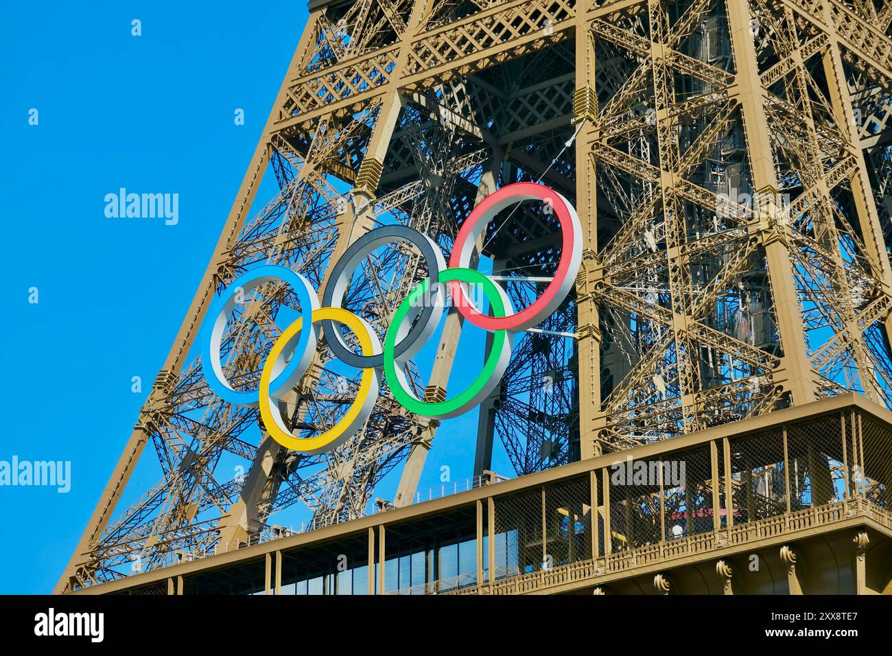France, Paris, zone classée au Patrimoine mondial de l'UNESCO, la Tour Eiffel et les anneaux olympiques installés le 06/07/2024 pour célébrer les Jeux Olympiques de 2024 Banque D'Images