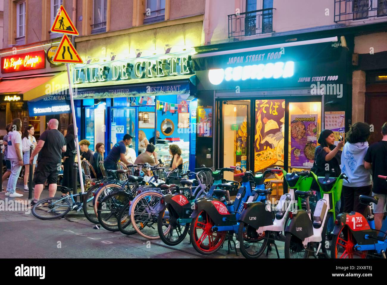 France, Paris, Rue Mouffetard, bars, restaurants et terrasses Banque D'Images