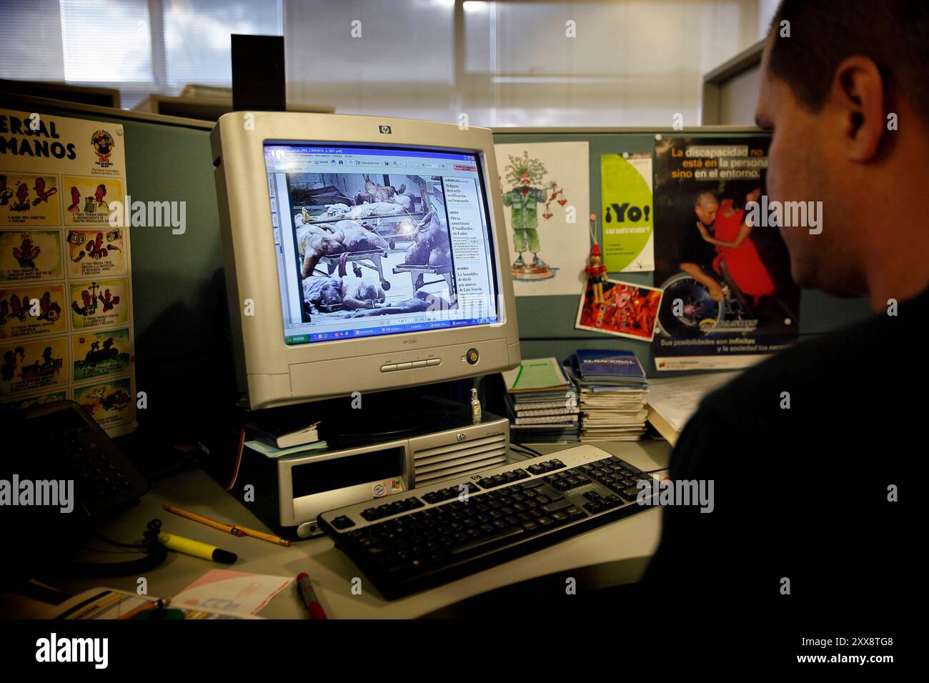 Une photo de cadavres à la morgue illustrant la violence au Venezuela a incité le président Hugo Chavez à interdire les images violentes dans les médias. Helgeredaktør hos avisa El National, Edgar Lopez Albujas, og økonomijournalisten Vera Azaf Blanca Med forsidene som har fått Hugo Chavez til å se rødt. Banque D'Images