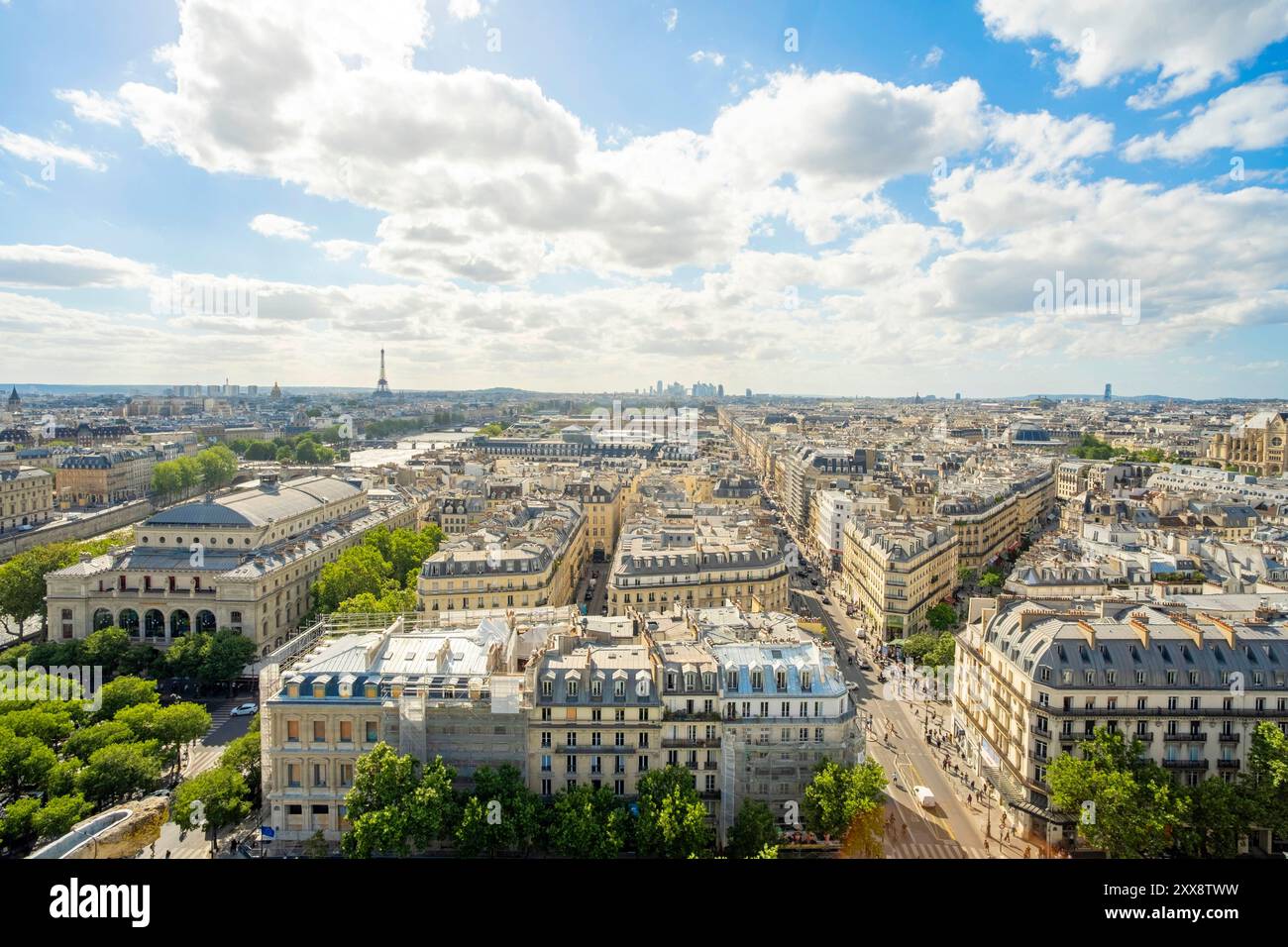 France, Paris, quartier des Halles, vue générale du haut de la Tour Saint Jacques avec le Théâtre Châtelet et la Tour Eiffel Banque D'Images