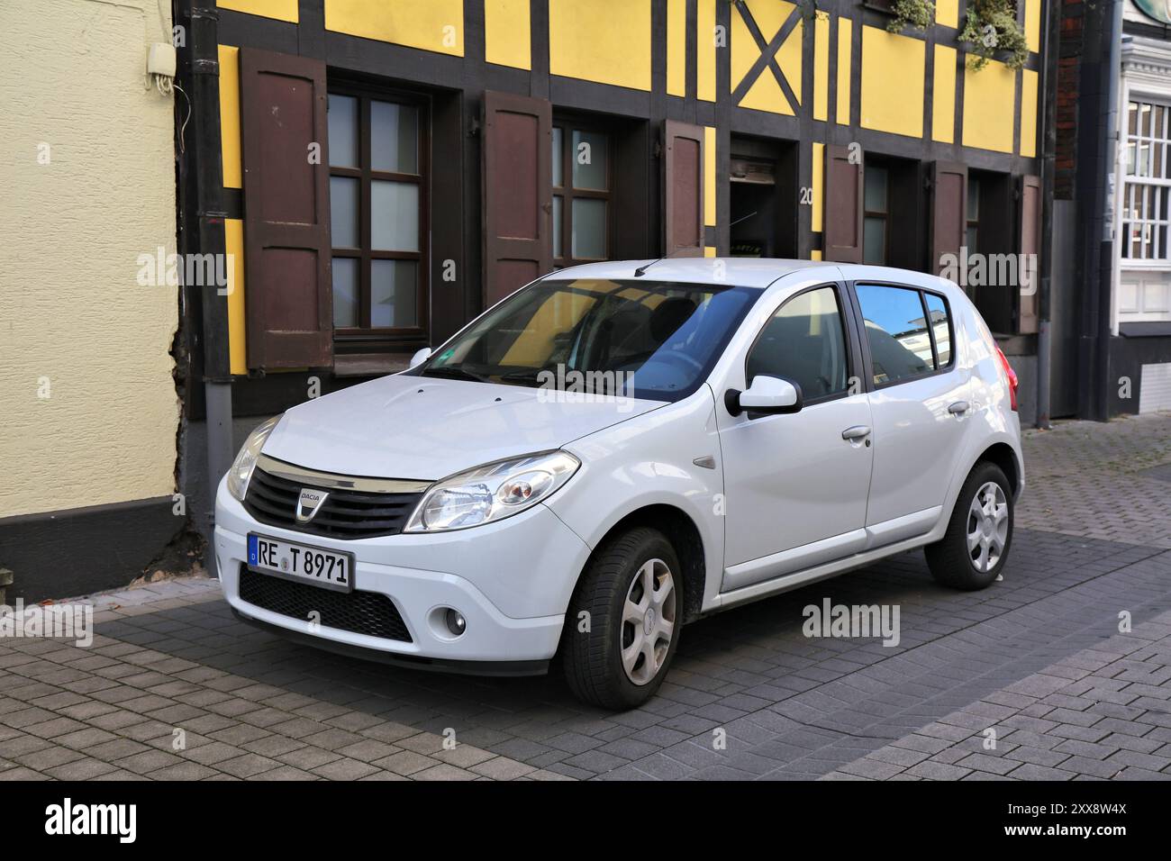 RECKLINGHAUSEN, ALLEMAGNE - 20 SEPTEMBRE 2020 : petite voiture urbaine Dacia Sandero garée en Allemagne. Il y avait 45,8 millions de voitures immatriculées en Allemagne (comme o Banque D'Images