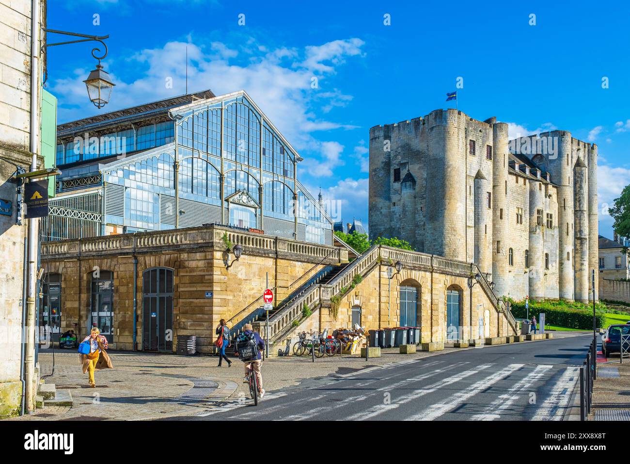 France, deux Sèvres, Marais Poitevin Parc interrégional labellisé Grand site de France, Niort, la halle du marché et le Donjon de Niort, seule partie restante du château fortifié par Henri II Plantagenêt et son fils Richard cœur de Lion Banque D'Images