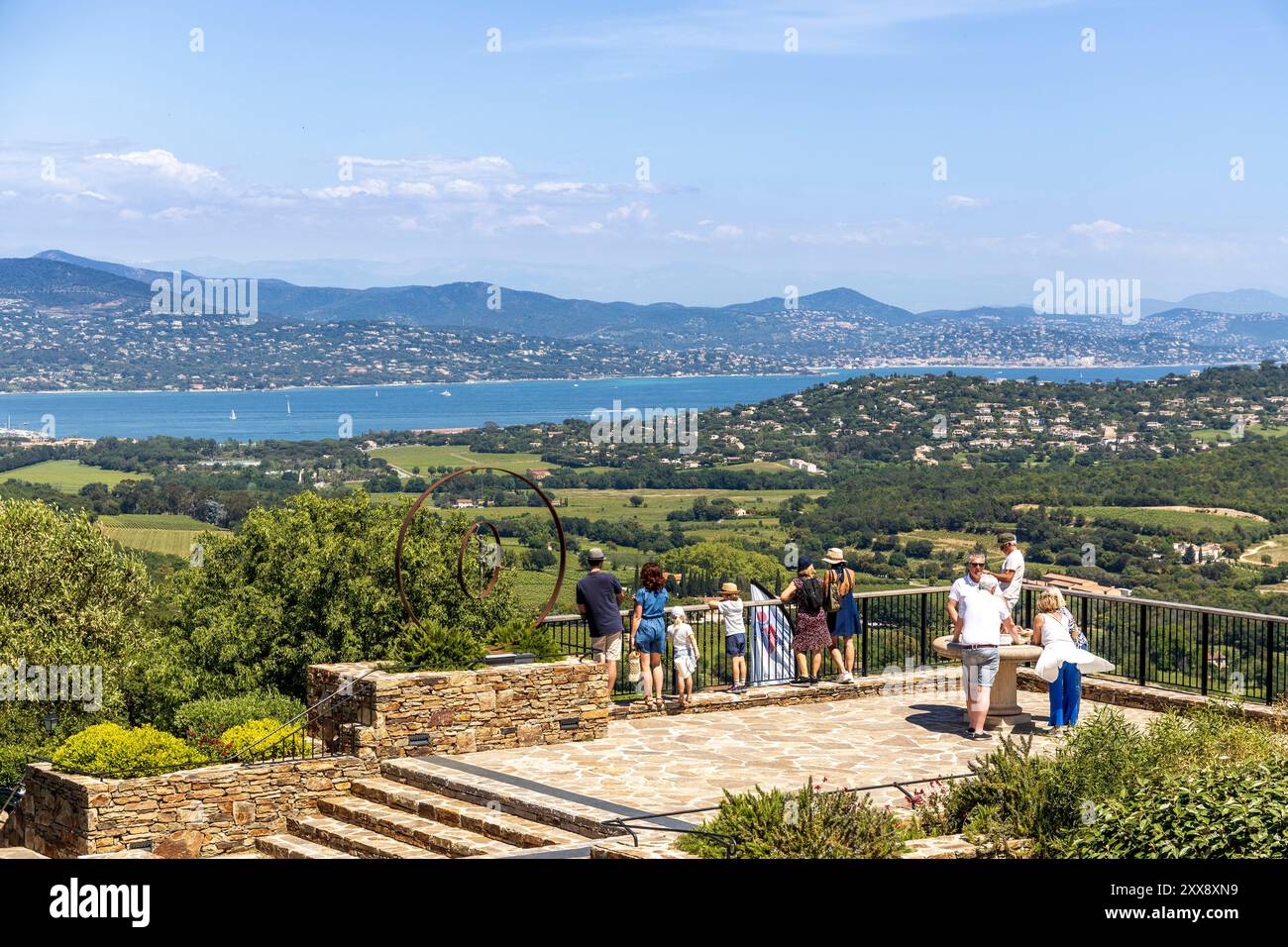 France, Var, Gassin, labellisés les plus beaux villages de France, belvédère sur le Golfe de Saint-Tropez depuis la terrasse de la table d'orientation du village Banque D'Images