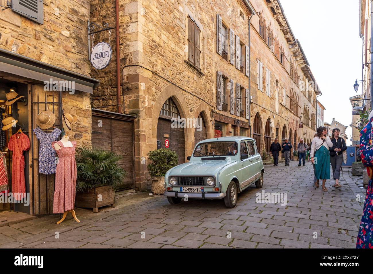 France, Tarn, cordes-sur-ciel, labellisés les plus beaux villages de France, Renault 4L sur l'allée pavée de la Grand Rue Raimond VII Banque D'Images
