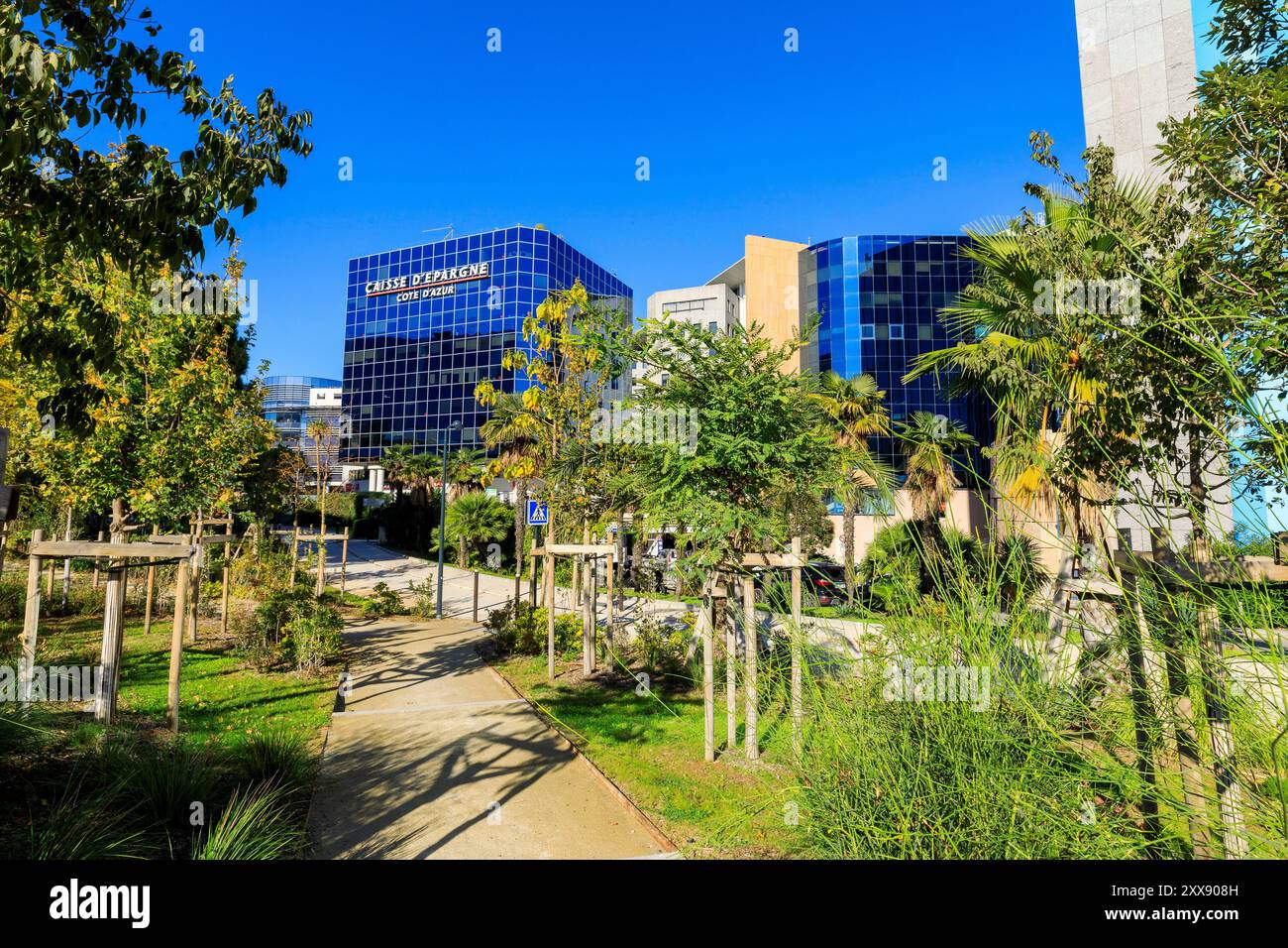 France, Alpes Maritimes, Nice, Arenas quartier, avenue des Grenouillères, siège de la Caisse d'Epargne Nice et hôtel ibis Banque D'Images