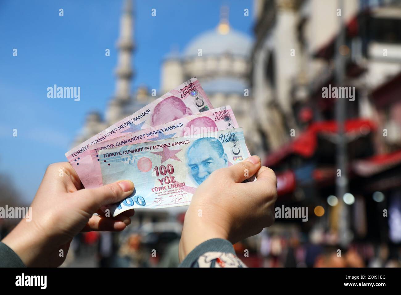 Lire turque. Monnaie de la Turquie - tenue à la main des billets utilisés. Argent turc. Banque D'Images