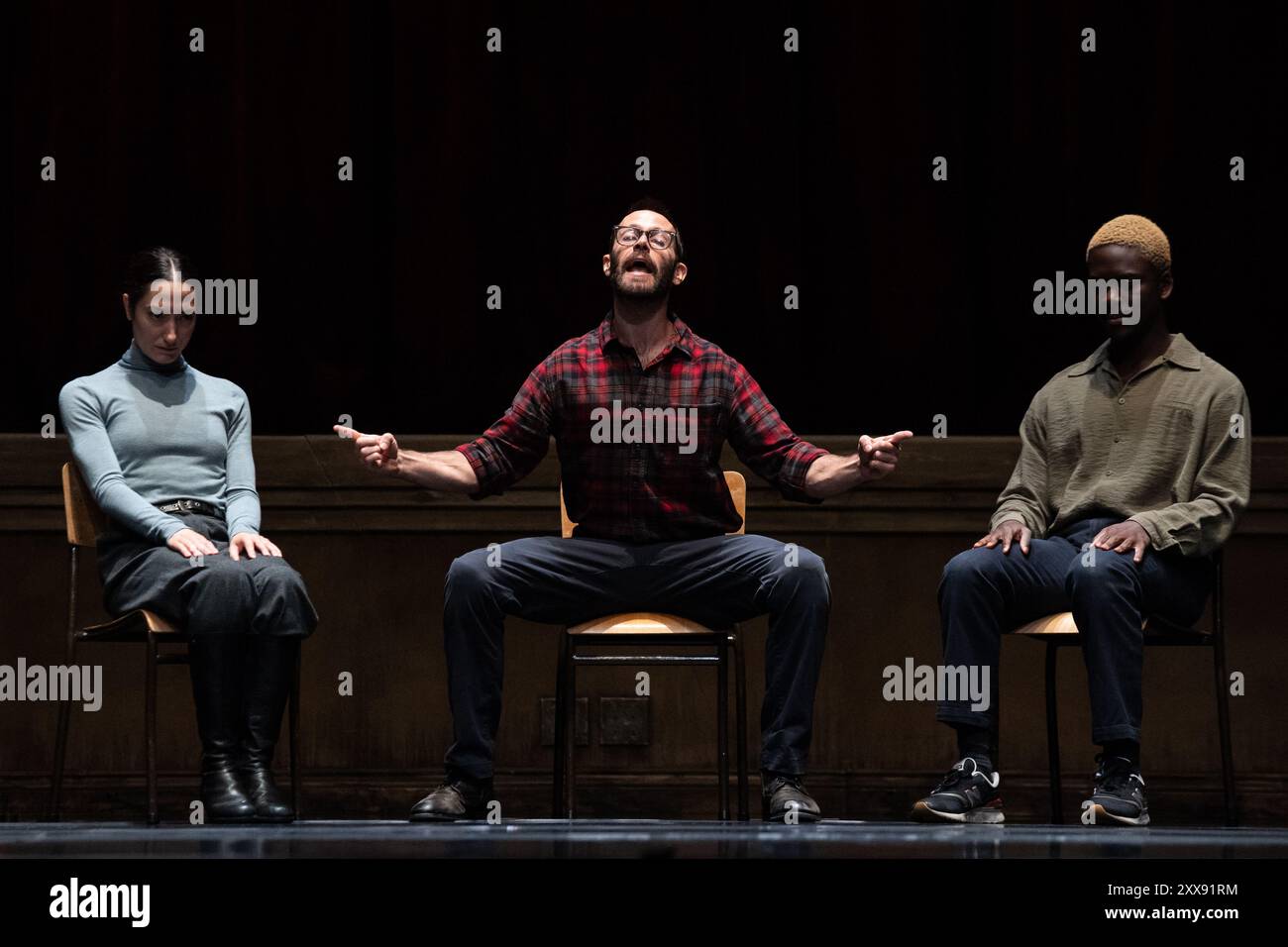 La première écossaise de Crystal Pite et Jonathon Young, sa nouvelle œuvre de danse imaginative, Assembly Hall, mêlant cosplay arthurien, reconstitutions médiévales et danse contemporaine, au Edinburgh Festival Theatre lors du Edinburgh International Festival 2024 le 22 août 2024 © Chantal Guevara/Alamy. Tous droits réservés. Banque D'Images