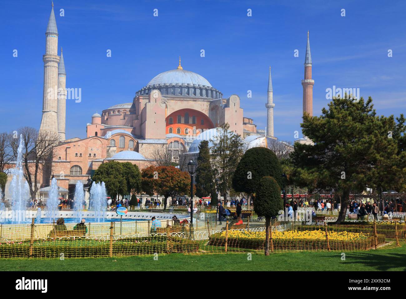 ISTANBUL, TURQUIE - 25 MARS 2023 : les gens visitent la Grande Mosquée Sainte-Sophie par une journée ensoleillée à Istanbul, en Turquie. Site du patrimoine mondial de l'UNESCO à Fatih dist Banque D'Images