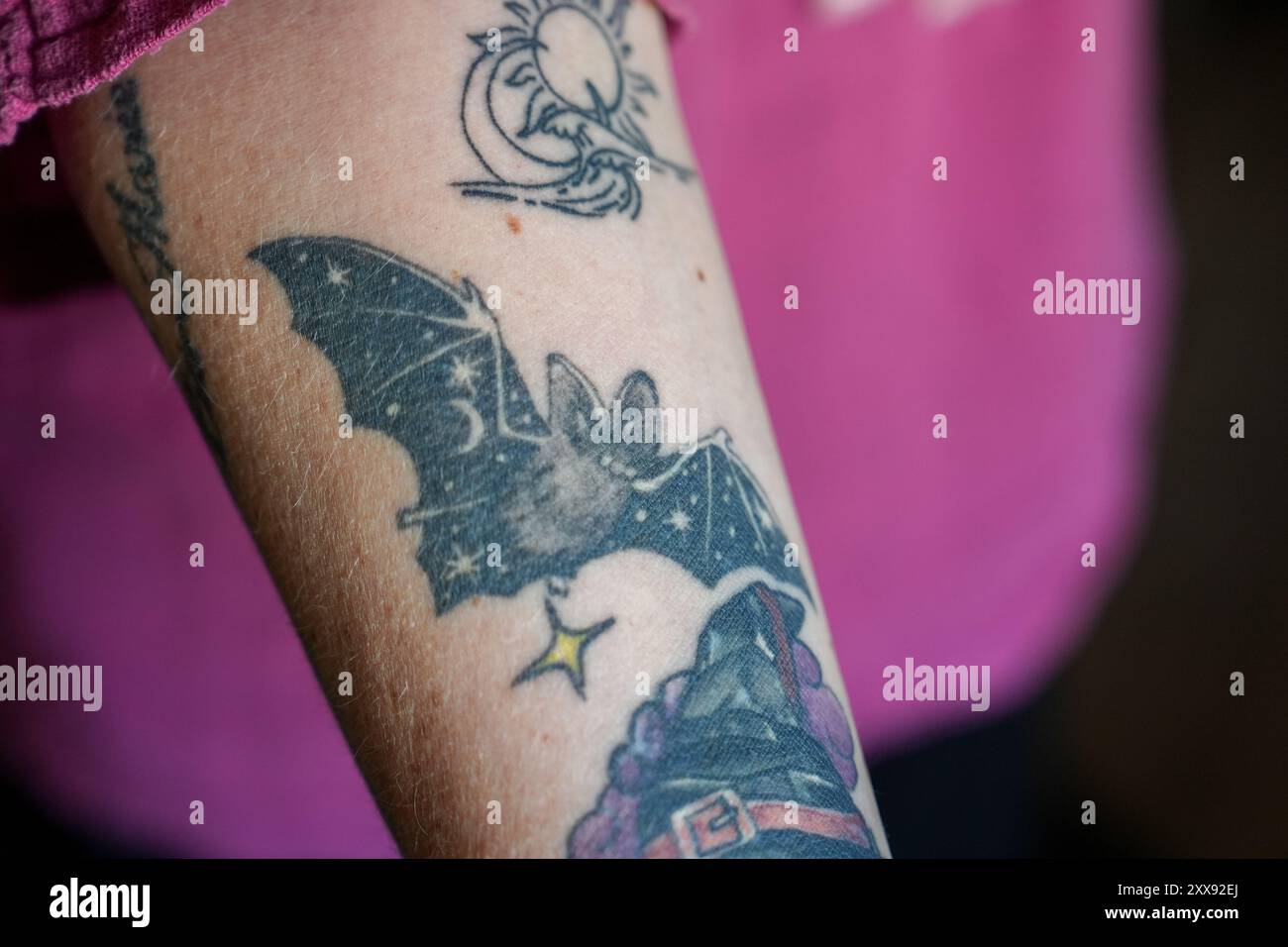 Elmshorn, Allemagne. 23 août 2024. Un tatouage de chauve-souris peut être vu sur l'avant-bras du soignant de chauve-souris Ines Kock. Le jeune homme de 51 ans aide les petites et grandes chauves-souris dans le besoin depuis dix ans. Dans sa chambre sombre, elle les nourrit, leur donne de l’eau et surveille leurs progrès. Crédit : Marcus Brandt/dpa/Alamy Live News Banque D'Images Elmshorn, Allemagne. 23 août 2024. Un tatouage de chauve-souris peut être vu sur l'avant-bras du soignant de chauve-souris Ines Kock. Le jeune homme de 51 ans aide les petites et grandes chauves-souris dans le besoin depuis dix ans. Dans sa chambre sombre, elle les nourrit, leur donne de l’eau et surveille leurs progrès. Crédit : Marcus Brandt/dpa/Alamy Live News Banque D'Images