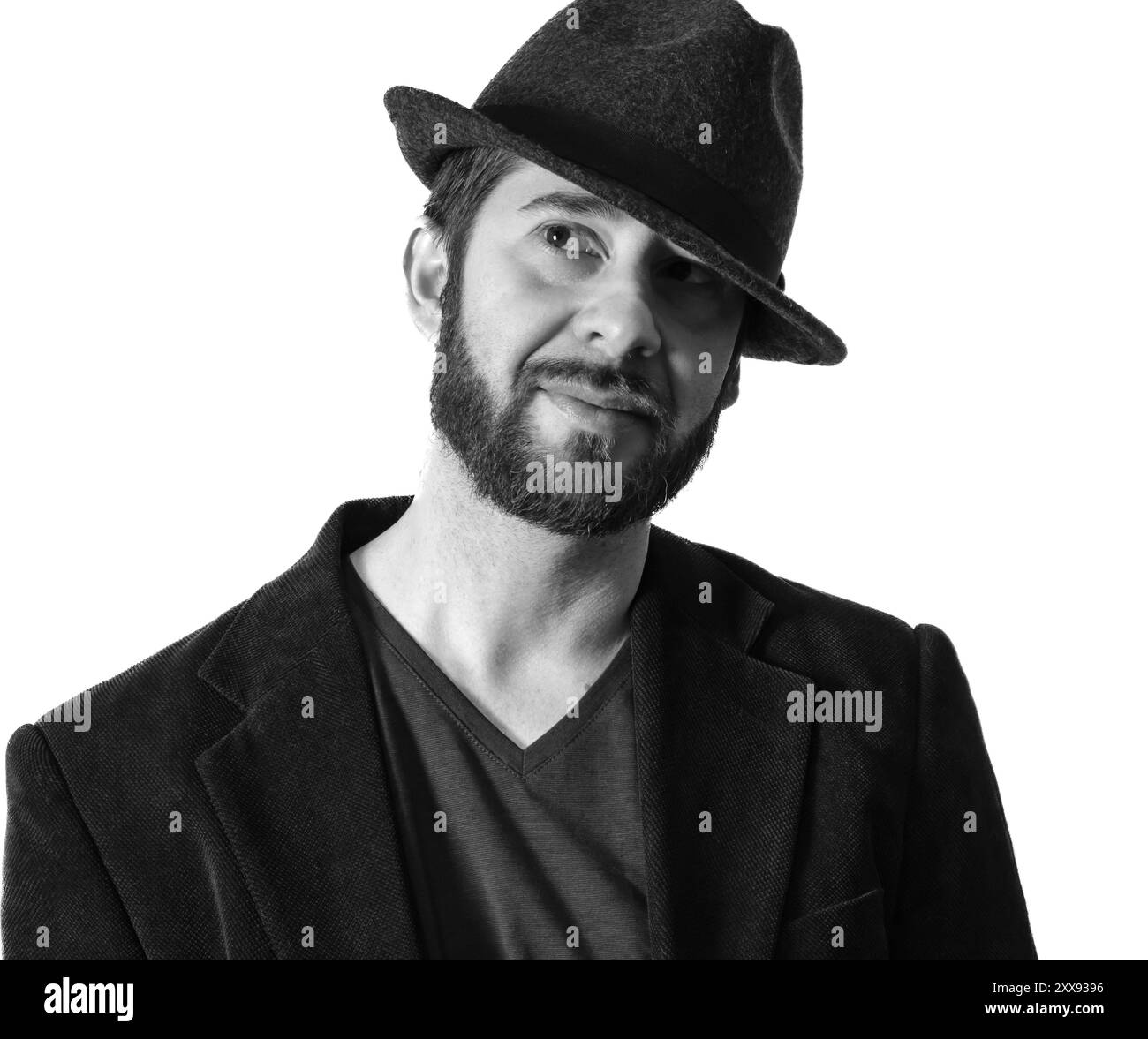 Autoportrait de mode avec chapeau Fedora et Blazer, modèle masculin barbu souriant Banque D'Images