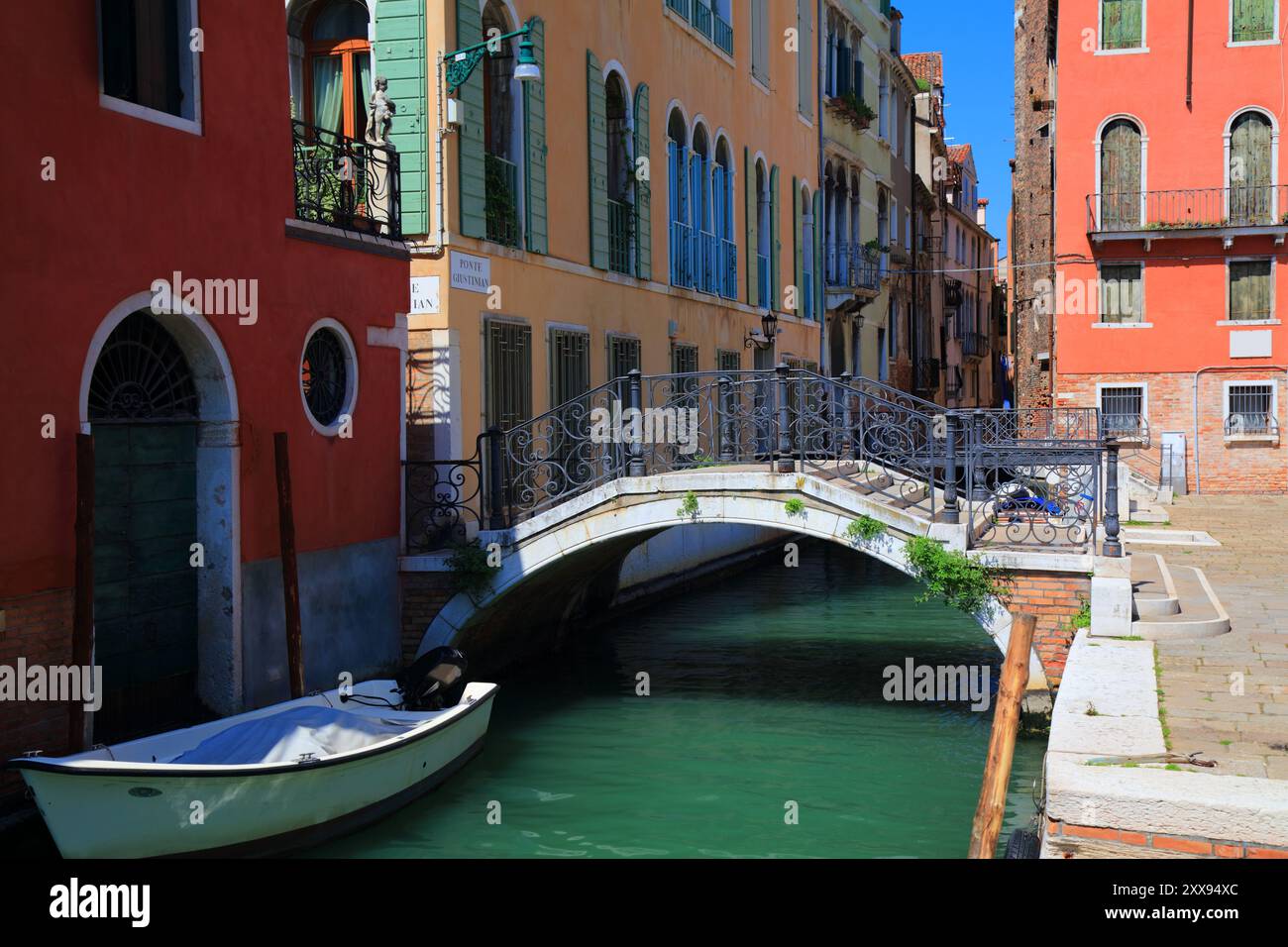 Sestiere du quartier San Marco à Venise, Italie. Pont Giustinian (Ponte Giustinian) à côté de la place Campo San Vidal. Banque D'Images