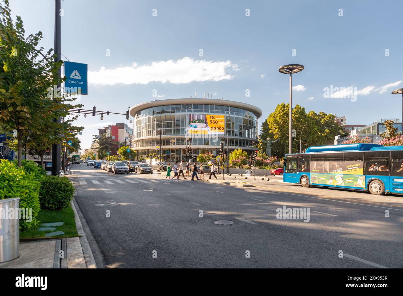 Tbilissi, Géorgie - 14 août 2024 : détail architectural de style moderniste et soviétique d'un bâtiment à Tbilissi, Géorgie. Théâtre d'État de musique et de théâtre Banque D'Images